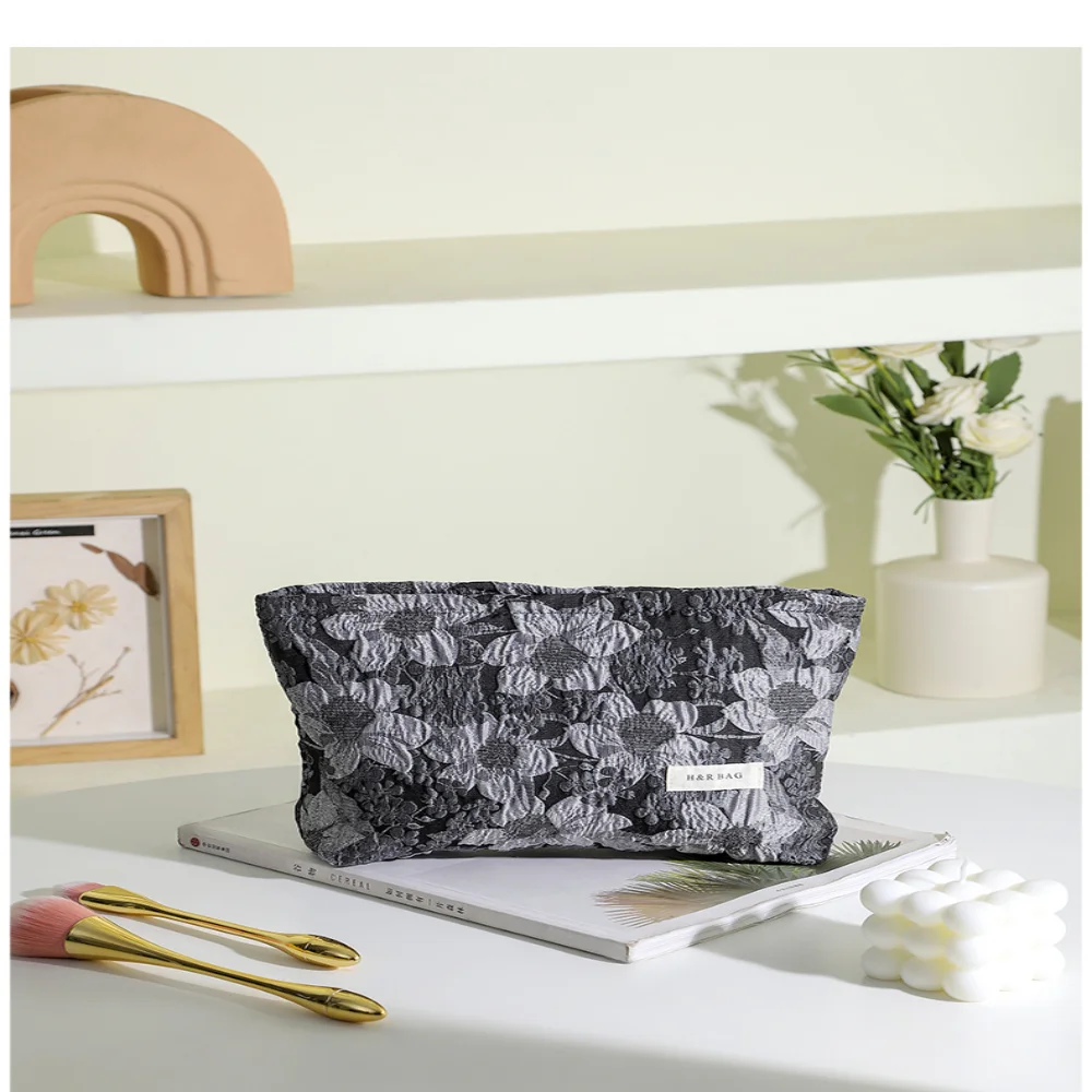 Women\'s Makeup Bags Retro Floral Embroidered Cosmetic Bag Large Capacity Travel Make Up Organizer Toiletries Storage Bag Pouch