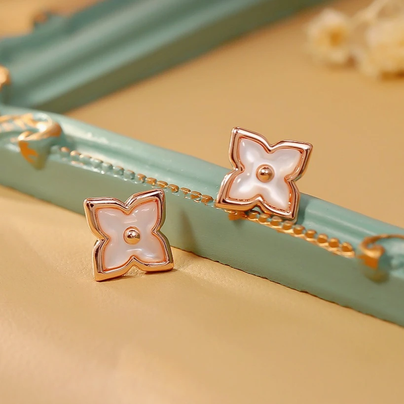 

European and American Style Natural Shell Four-leaf Clover Stud Earrings,Exquisite,small and Versatile Earrings,elegant Earrings