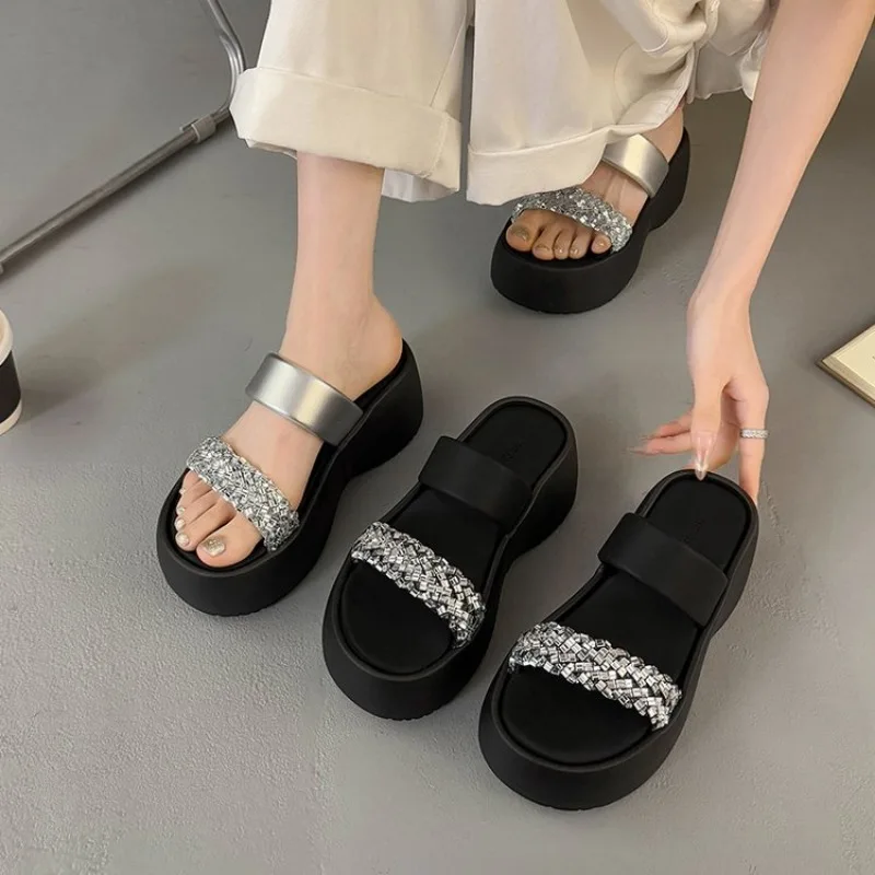 صنادل خفيفة غير رسمية للسيدات صنادل لامعة من البولي يوريثان ذات نعل عريض صنادل مريحة للنساء لربيع 2025 شباشب صيفية بكعب عريض جديد