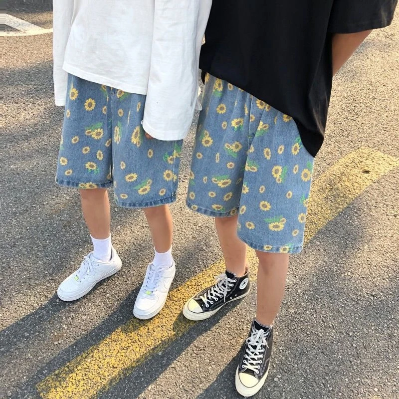

Light Colored Daisy Print Men's Denim Shorts Summer Straight and Loose Fit with Elastic Waist Knee-Length Streetwear Cool Style