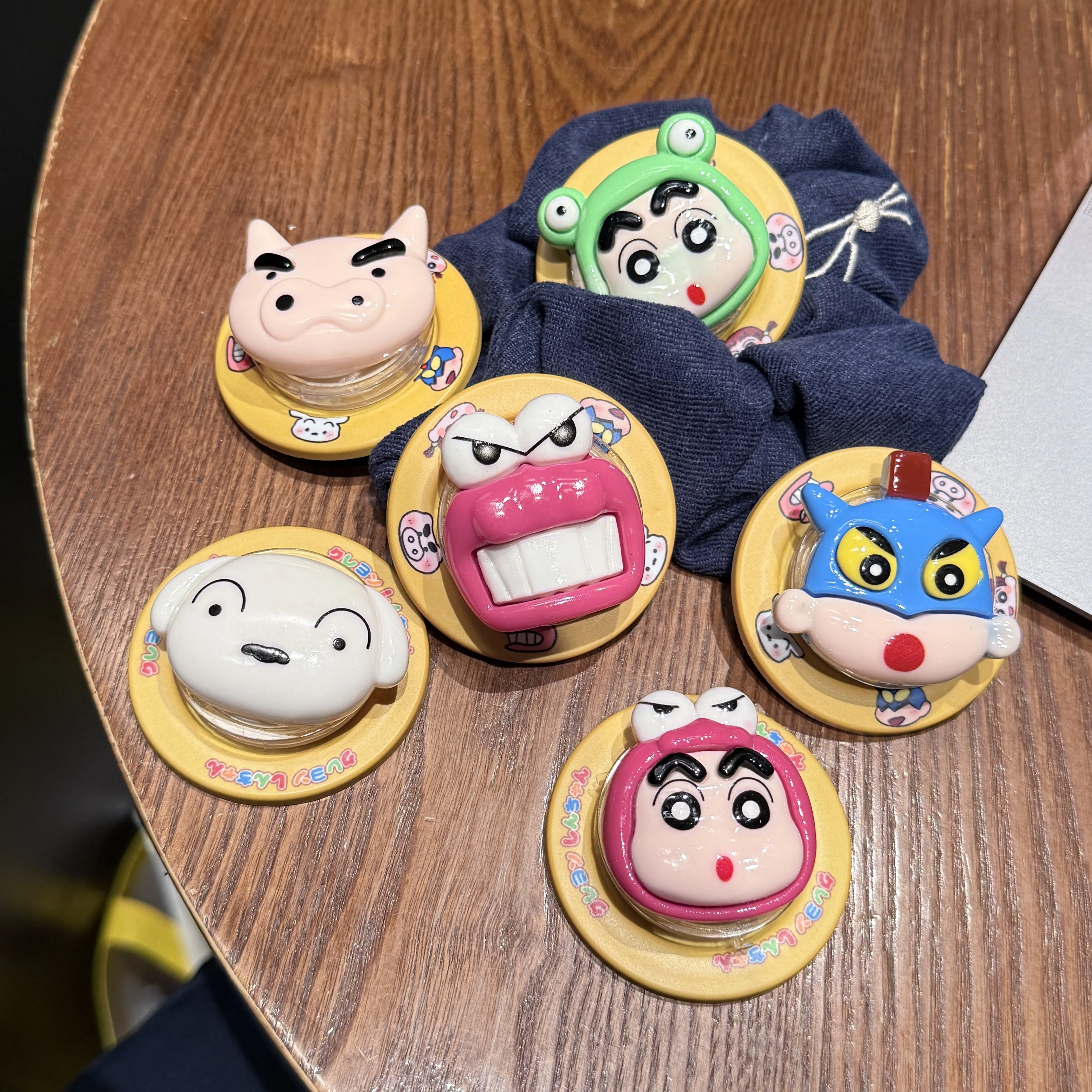 Soporte magnético para teléfono con dibujos animados para Crayon Shin-Chan Nohara Shiro, soporte móvil divertido y bonito, gran calidad, práctico y práctico