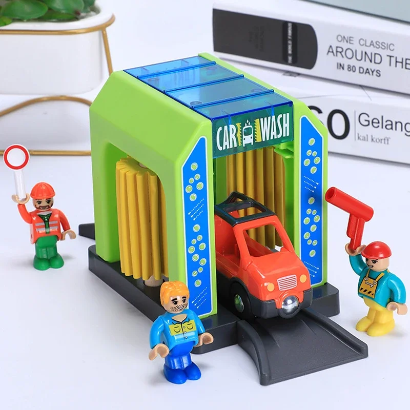 Accessori per scene di città per autolavaggio della stazione di polizia compatibili con i giocattoli da pista per bambini Pista del treno in legno in plastica