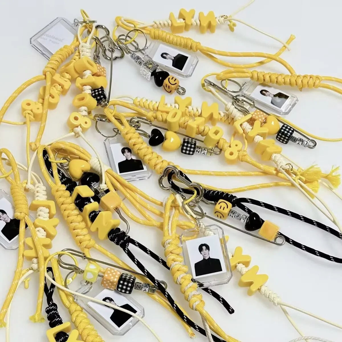 المعلقات الفريدة من نوعها على شكل Instagram ذات الطابع الأصفر من Liu Yuning، وحقائب miu، وسلاسل المفاتيح، ودعم المعلقات للصور #3
