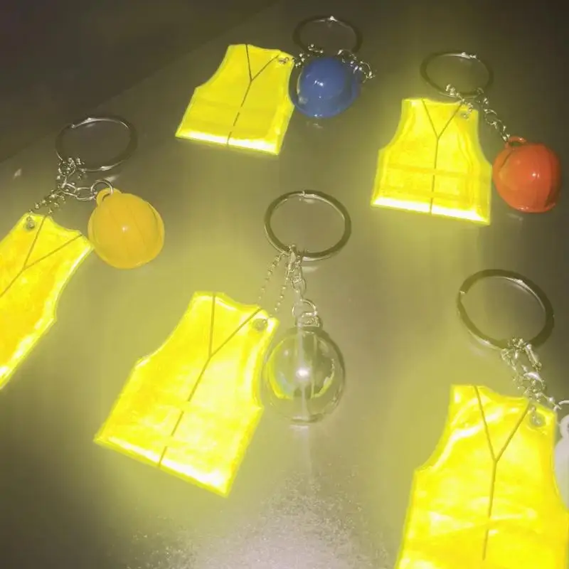 Kreativer Schlüsselanhänger in Form einer Weste und eines Schutzhelms, reflektierender Anhänger für Nachtreisen, für Rucksack- und Gepäckzubehör – Detail 11