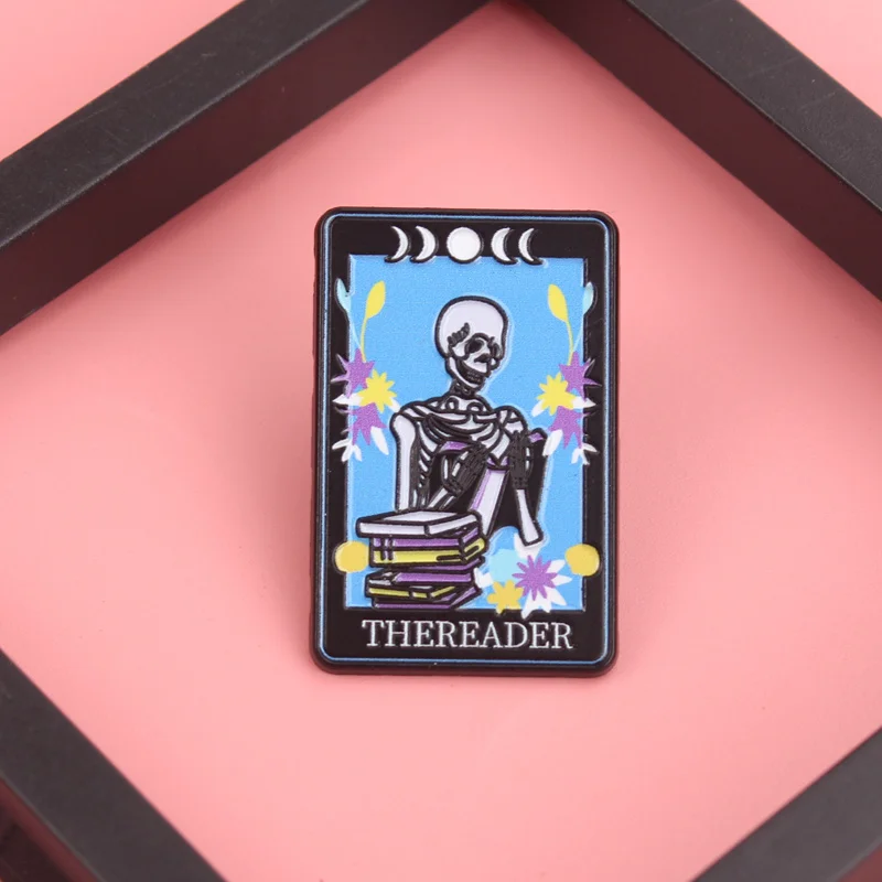 Broche luminiscente esquelético para estudiantes: trono de libro inspirado en toxicología con alquimia botánica brillante [Joyería Memento Mori]