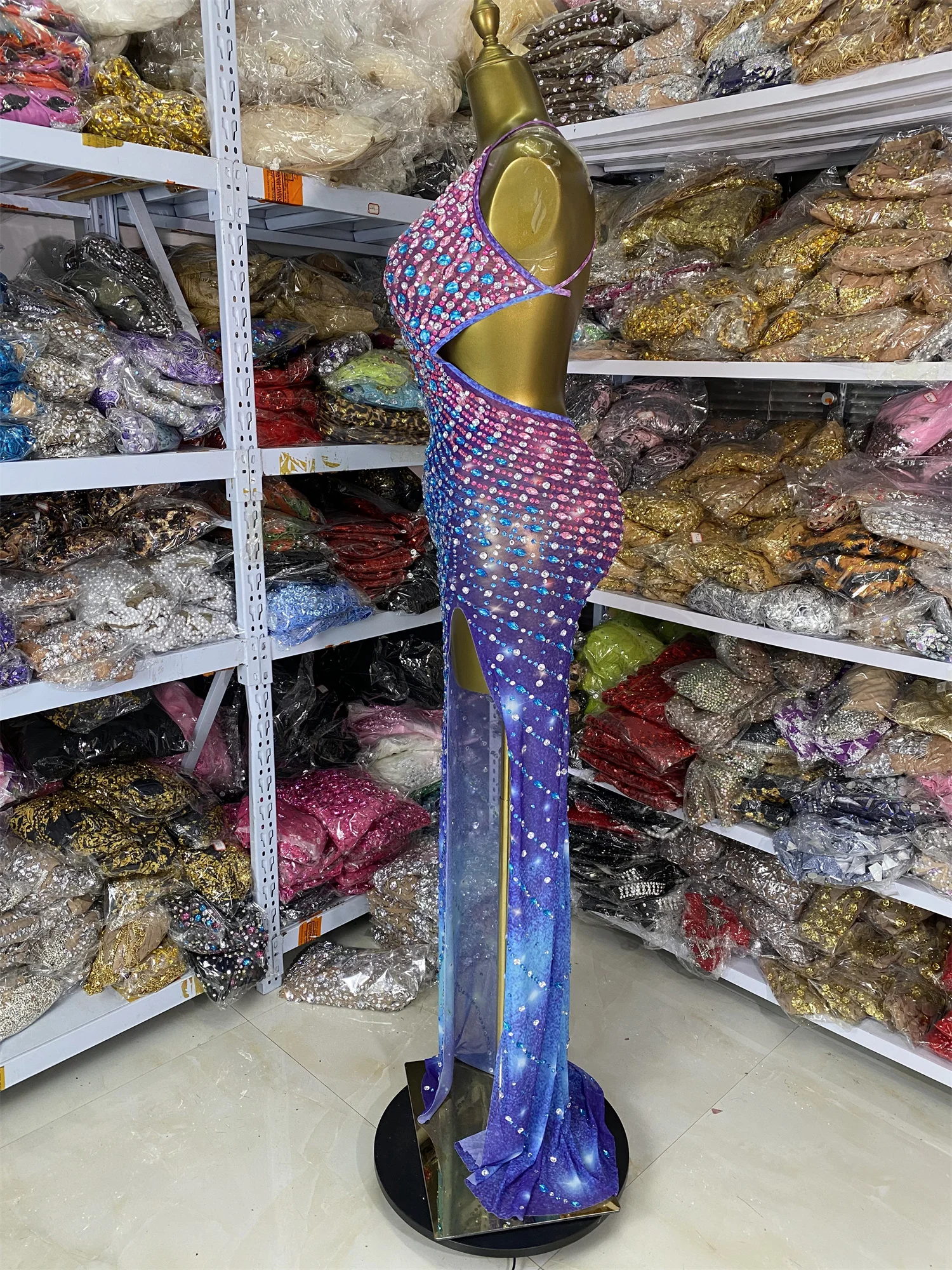 ชุดราตรีหรูหราสำหรับผู้หญิง ประดับคริสตัลหลากสีสัน ผ้าตาข่าย คอวี เปิดหลัง ผ่าขา ยาวแบบแม็กซี่ สำหรับนักร้อง ชุดแสดงบนเวที ถ่ายภาพ