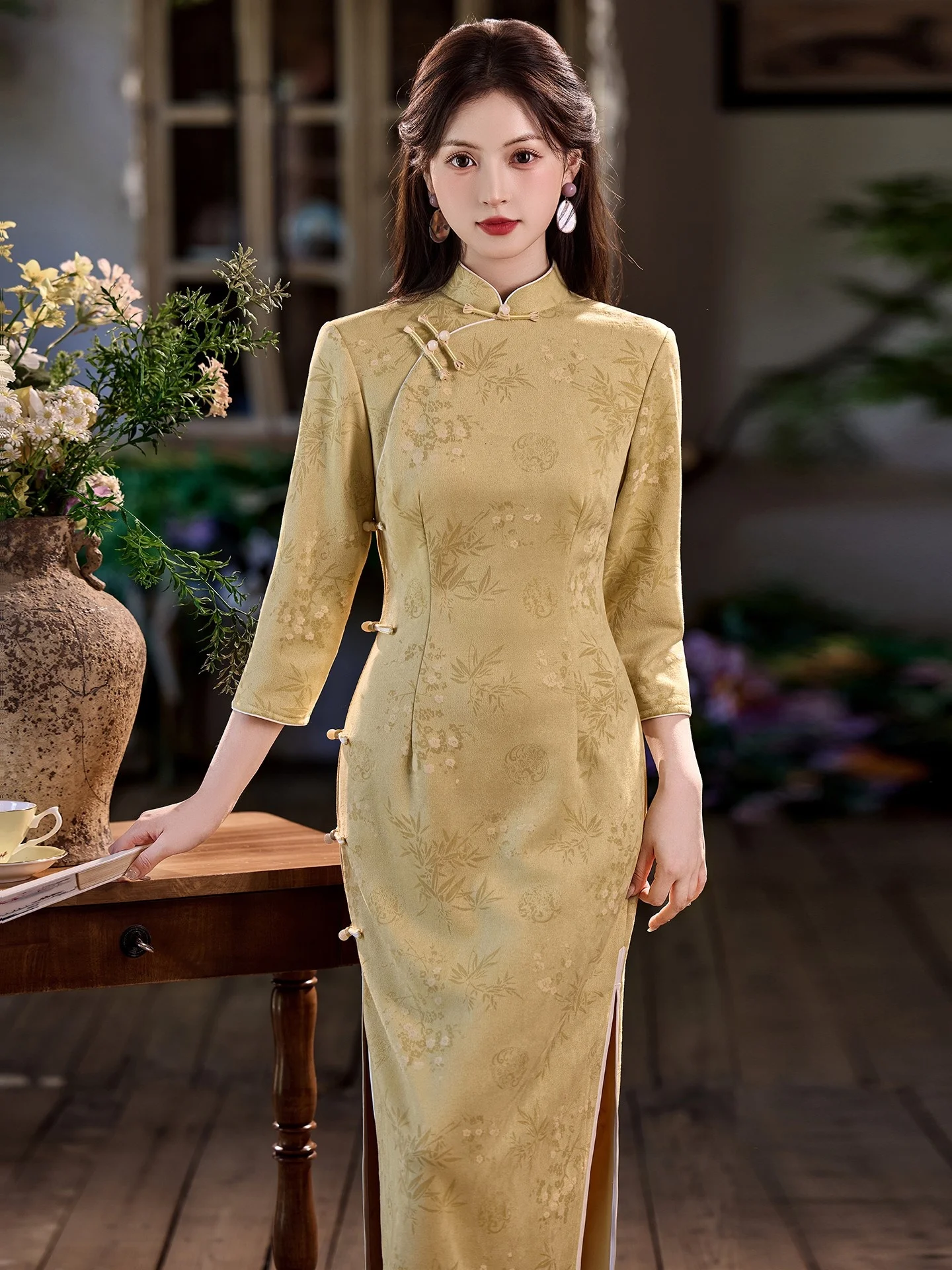 

Желтое замшевое платье с длинными рукавами в китайском стиле, для повседневной носки, удобное, винтажный дизайн, с низким разрезом