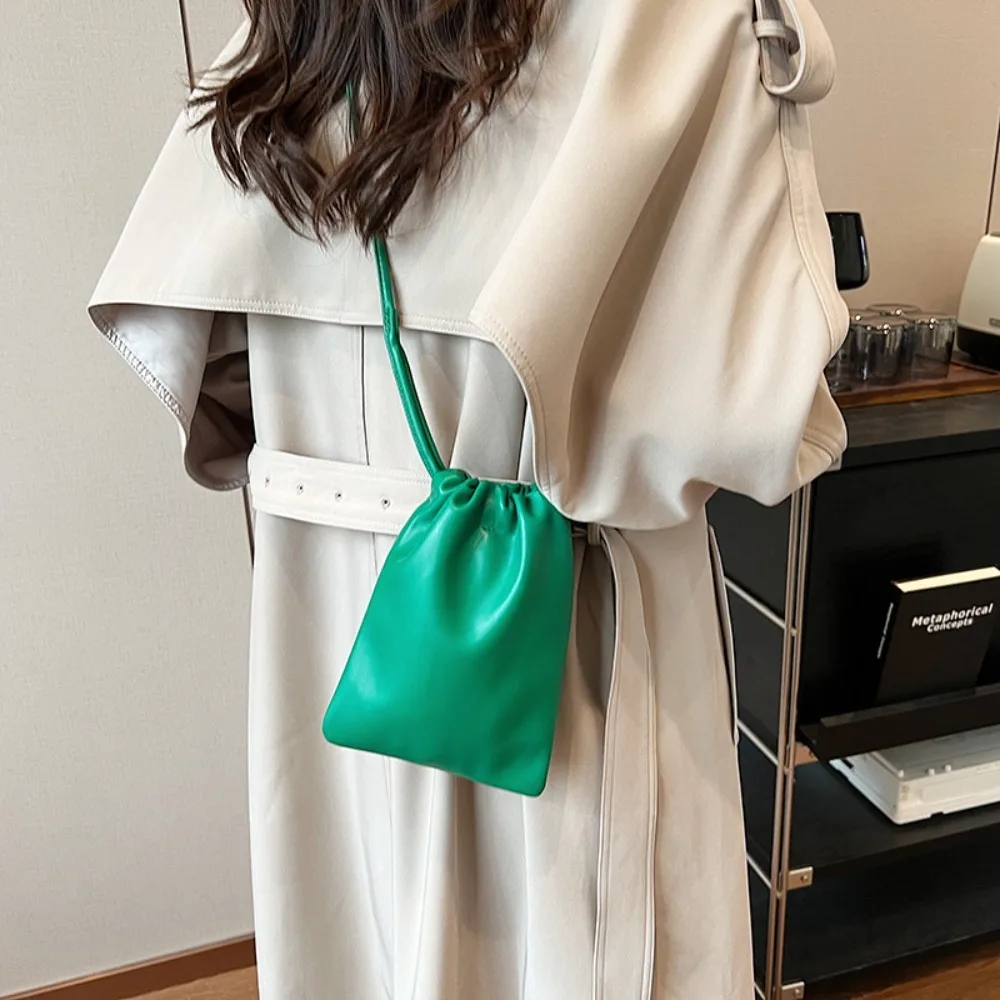 Новые женские Сумки из искусственной кожи, однотонные сумки через плечо с клапаном карамельных цветов, вместительная сумка на шнурке