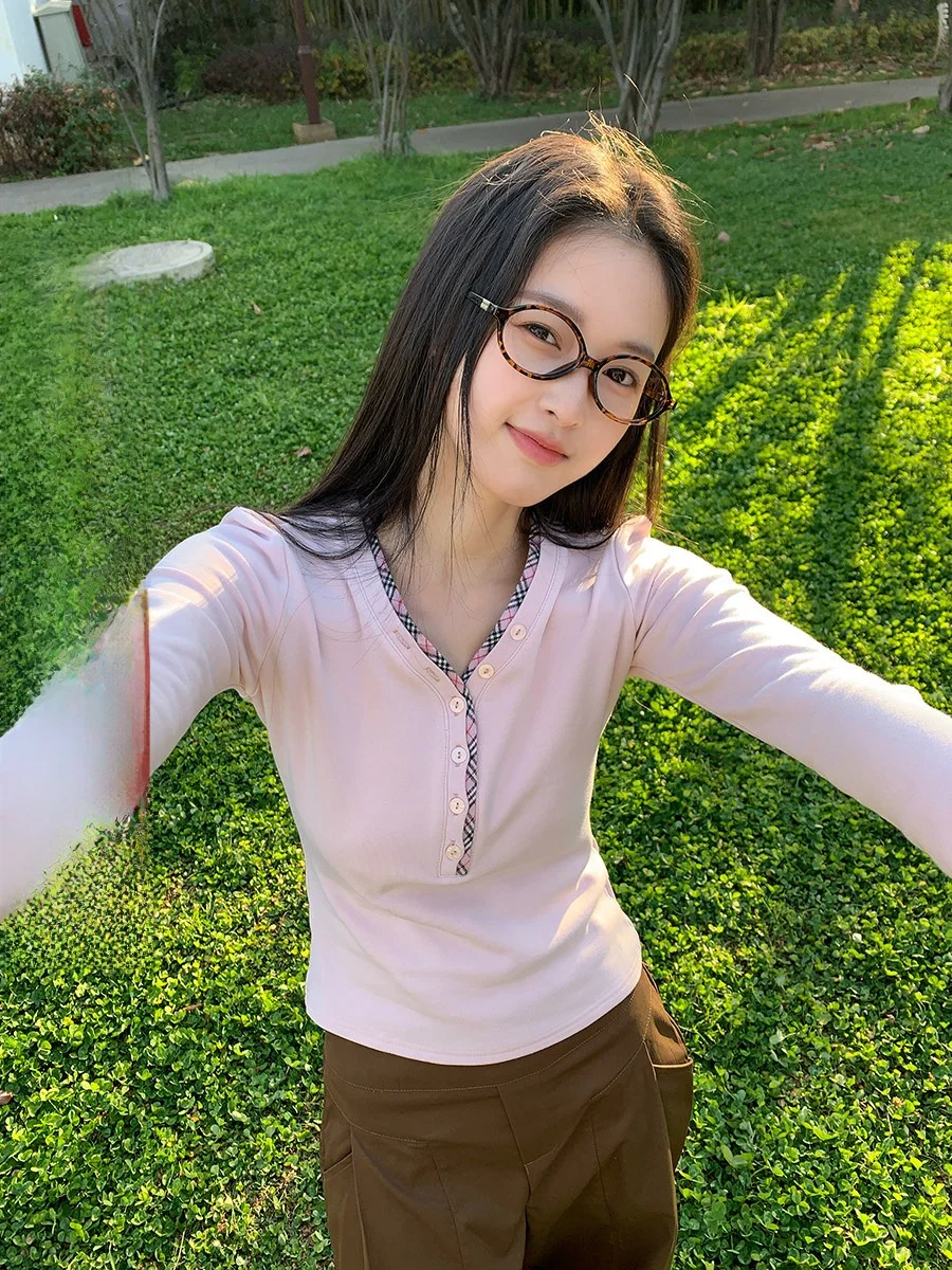 

Sinbounboun Elegant Vintage V-Neck Color Block Plaid Slim Short T-Shirt Women Single Wear Inner Layered Top Cotton Polye...