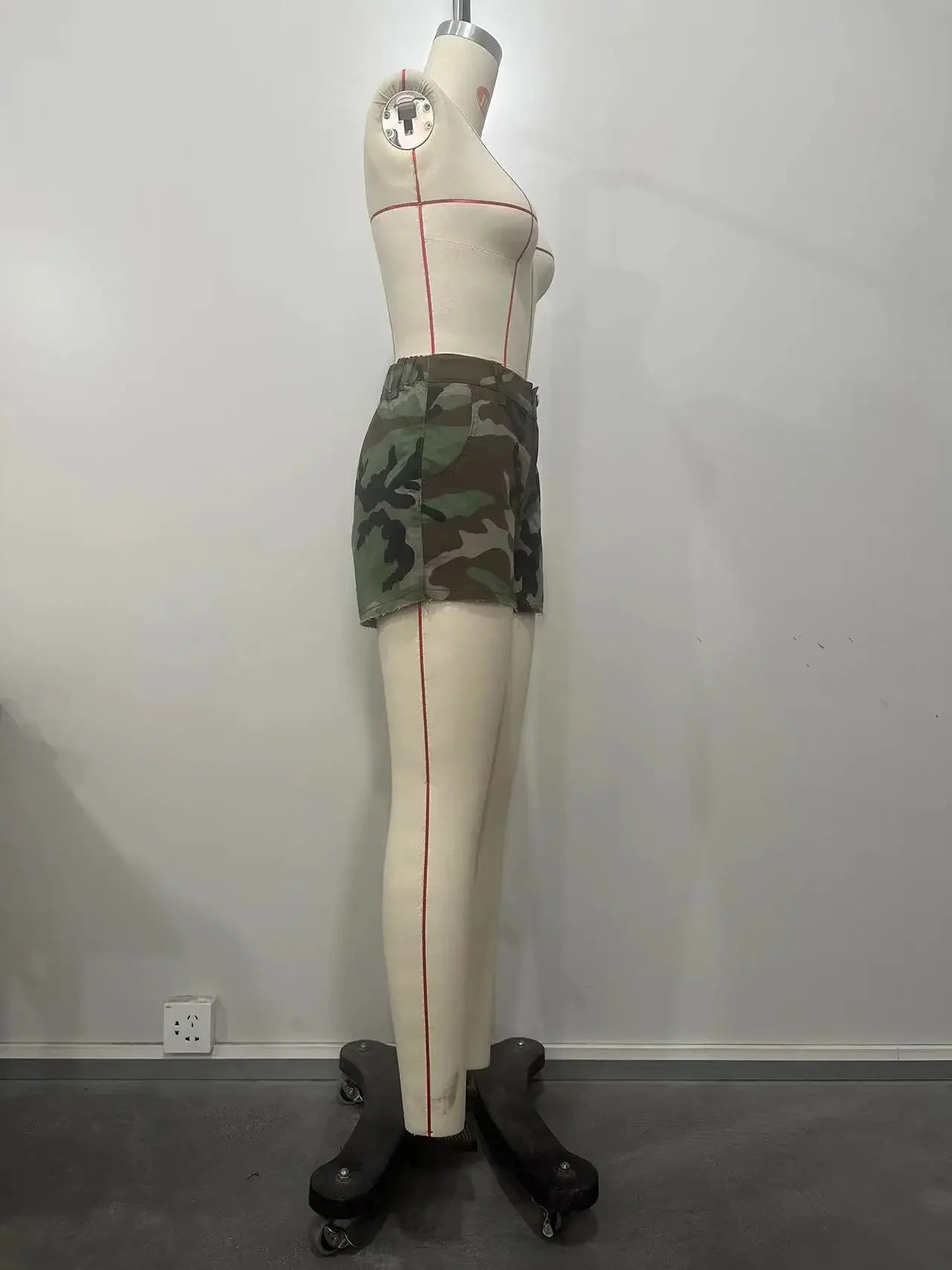 Shorts femininos camuflados estampados, calças justas com bolsos, calças casuais de rua alta, moda verão, 2024