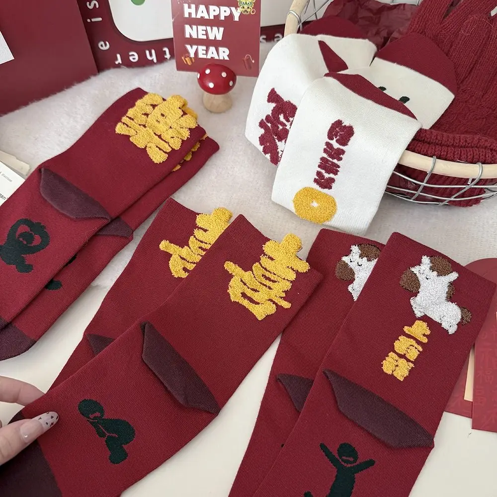 موضة زودياك سنة الحصان الجوارب الحمراء النمط الصيني القطن السنة الجديدة الجوارب الحمراء الجوارب الخريف الشتاء النساء جوارب أنبوبية الشارع الشهير