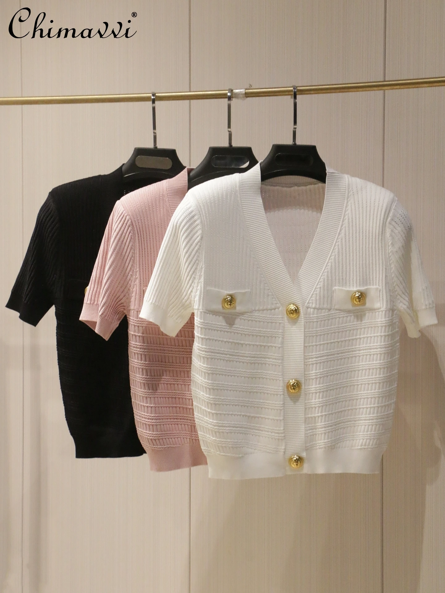 

High-end Commuter Short-sleeved Top 2025 Summer New Fashion Metal Buckle V-neck Thin Short-sleeved Knitted Cardigan Women