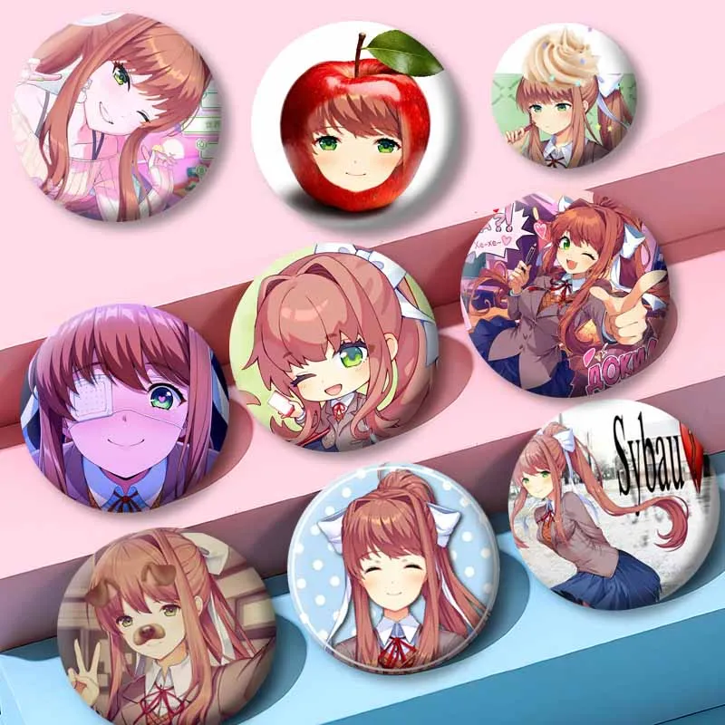 Niedliche Anime-Mädchen M-Monika Anstecknadel, Cartoon-Spielfigur, Cosplay-Abzeichen, Handgefertigte Runde Anstecknadeln für Rucksäcke, Kleidung, Schmuck, Geschenk – Detail 1