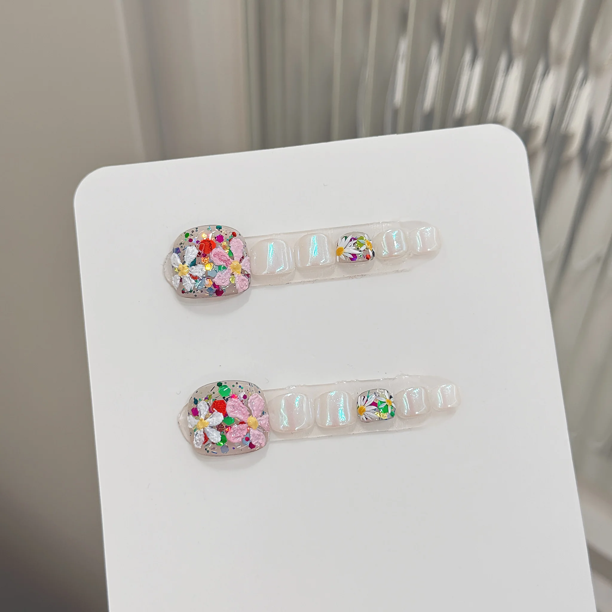 

12 шт. накладных ногтей ручной работы для педикюра, красивые искусственные ногти для ног, блестящий дизайн с разноцветными ромашками, летний дизайн, подходят для женщин.