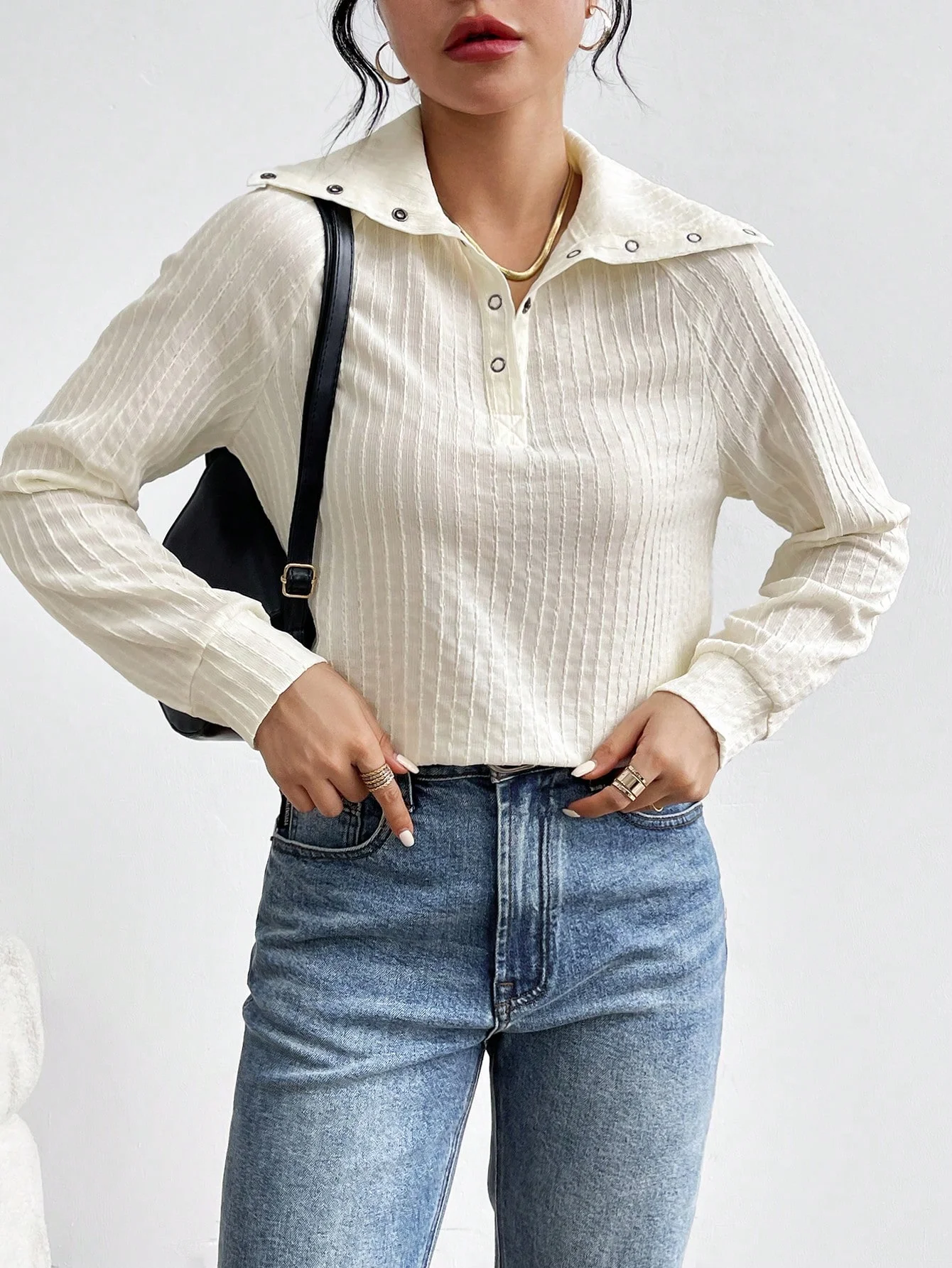 A stylish button-down lapel long-sleeved T-shirt for women in Spring 2025, a new stylish base layer and T-shirt top