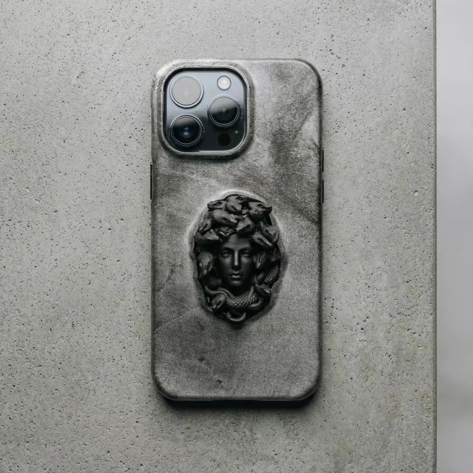 

Medusa three-dimensional sculpture phone case, with genuine leather and fog wax art dark texture, suitable for iPhone