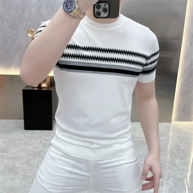 

Мужская футболка в полоску с круглым вырезом и короткими рукавами