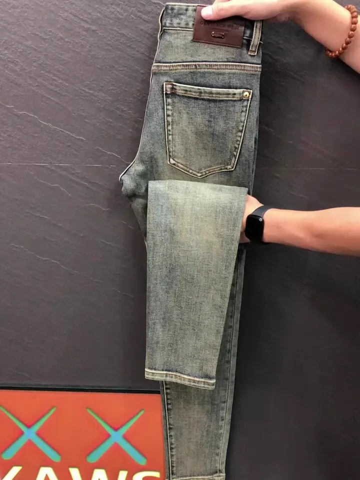 

Высококачественные, удобные и стильные мужские джинсы: универсальные, повседневные, прямого кроя, со средней посадкой на талии.