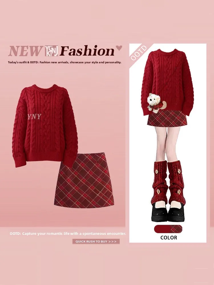 

Красный новогодний комплект из двух предметов: свободный вязаный свитер с круглым вырезом и длинными рукавами, а также короткая юбка-миди в клетку с запахом для женщин.