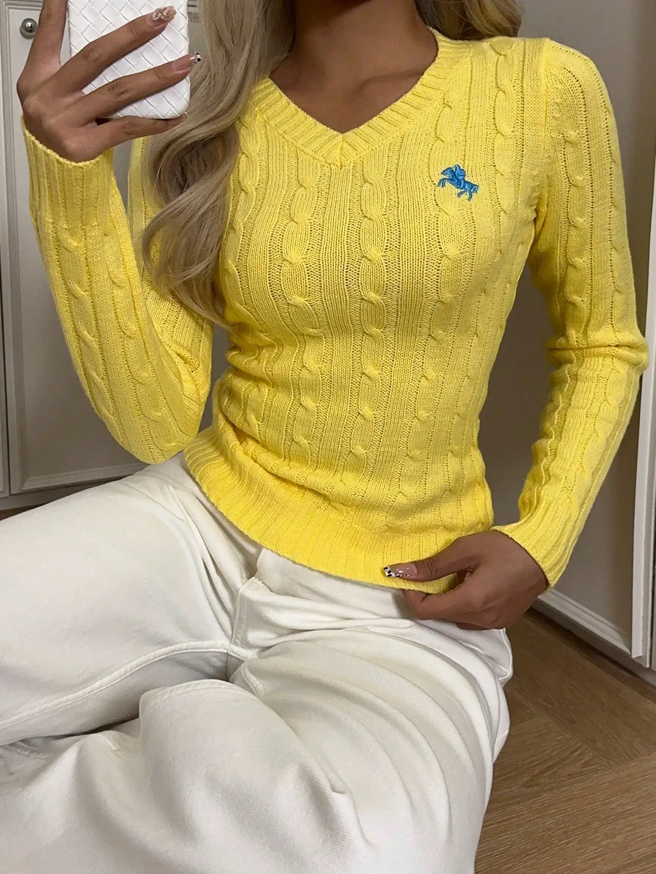 

Женский желтый свитер с V-образным вырезом и вышитым узором