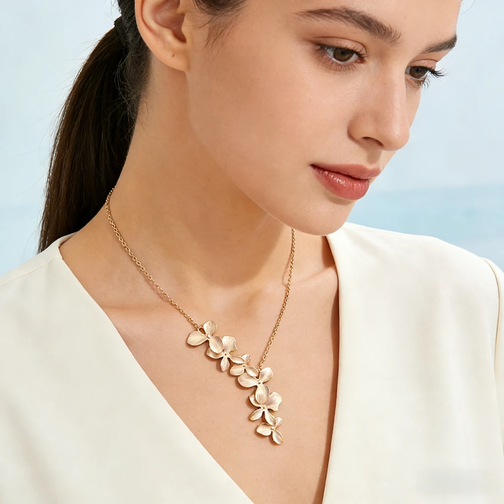 Matte Silver Plated Metal Petal Light Luxury Clavicle Chain Jewelry Exquisite Gift Wholesale