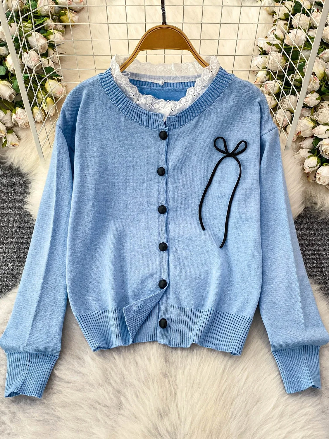 เสื้อถักนิตติ้งผู้หญิงทรงหลวมสไตล์เกาหลี สีชมพูแต่งขอบลูกไม้ กระดุมเดี่ยว ดีไซน์ปม ผ้าเนื้อนุ่ม สวมใส่สบาย เหมาะสำหรับเดินทาง