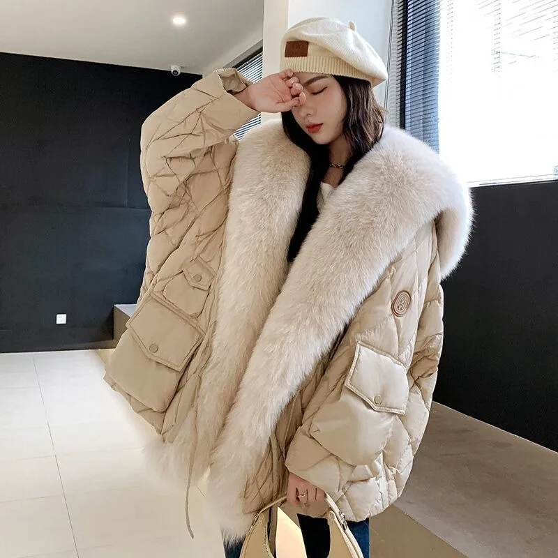 2023 Winter Nieuwe Oversized Imitatie Vossenbont Kraag Mode Stiksels Vrouwen Parka Vrouwelijke Halflange Warme Casual Nepbontjas