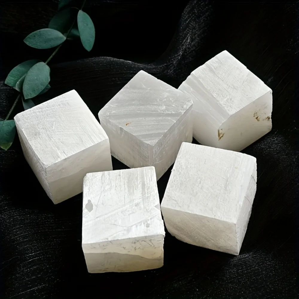 Cubo di selenite bianco naturale Guarigione Reiki Campione minerale Cubo di pietra di cristallo trasparente Cacciato Artigianato popolare per la decorazione domestica