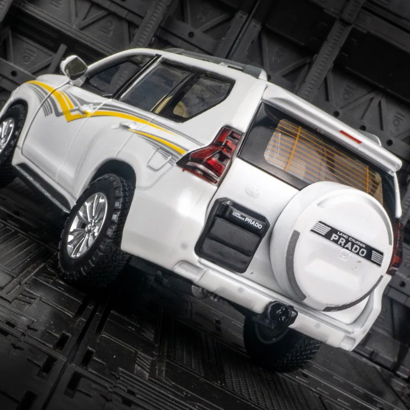 

CCA 1:24 Toyota Prado alloy off-road vehicle model doors and the front hood and trunk door can also be opened