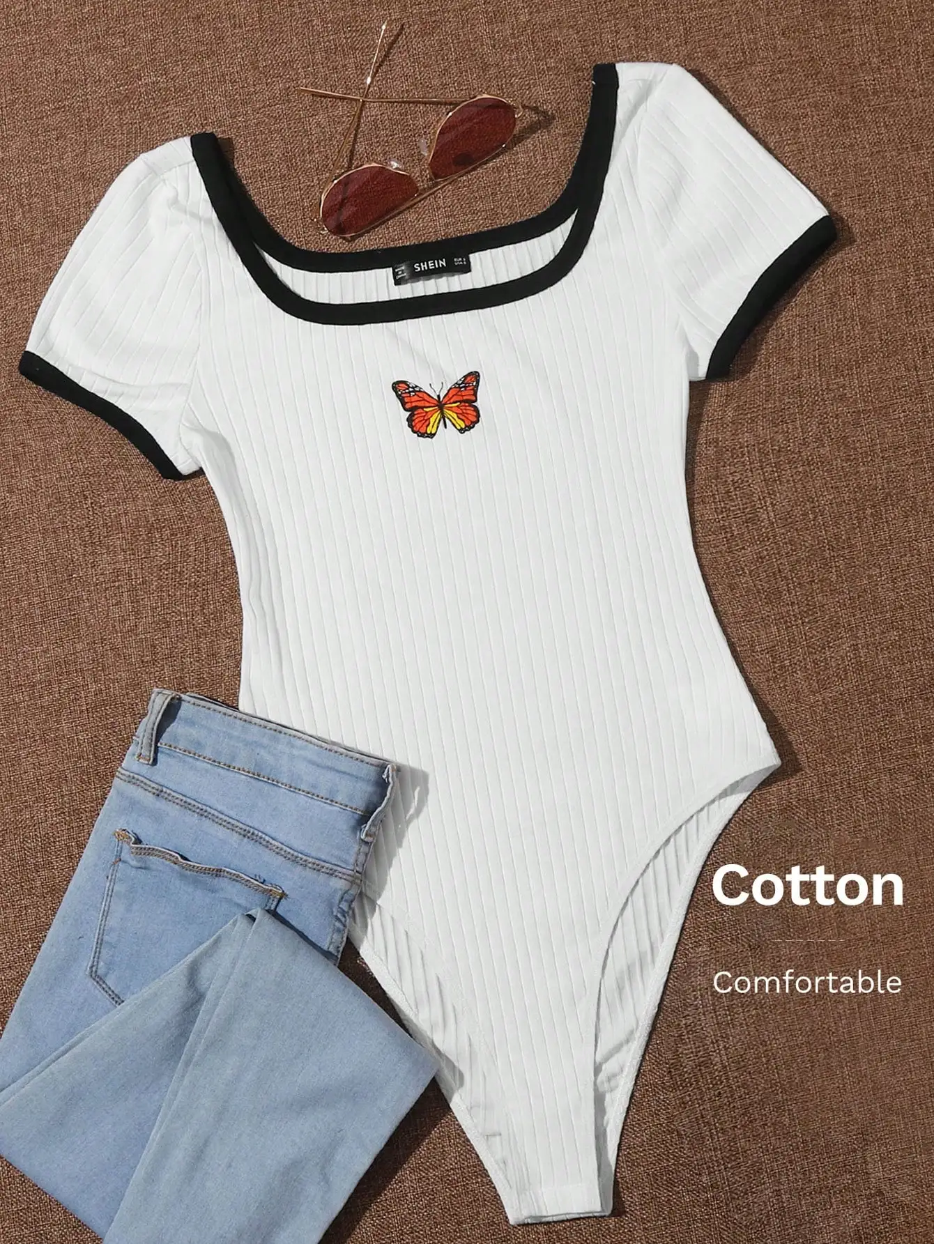 

Белый ребристый боди с вышивкой в виде бабочек и черной отделкой