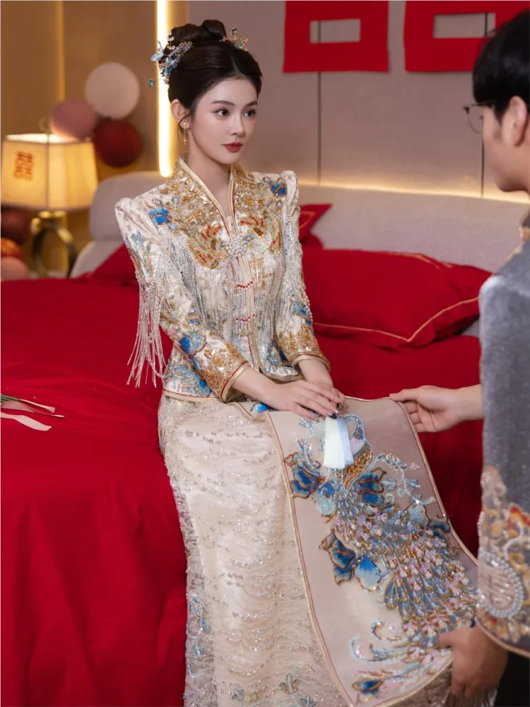 

New bride's wedding dress light-colored Chinese-style toasting for women