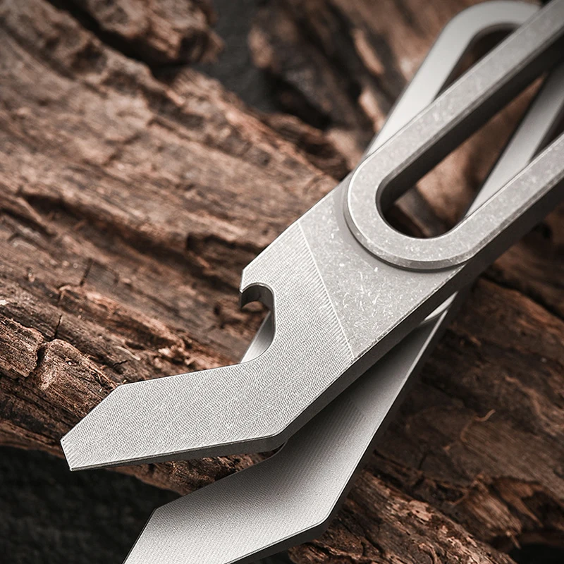 Multifunktionaler Schlüsselanhänger aus Titanlegierung, Flaschenöffner, Mini-Stemmeisen, EDC-Express-Schneidewerkzeug für den Außenbereich