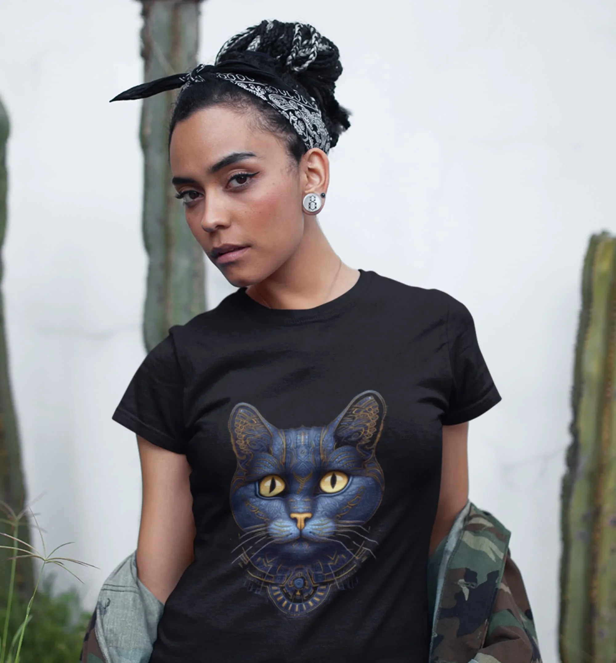 T-shirt unisexe en coton épais bleu indigo avec motif chat, design fascinant avec accents dorés et col élaboré, excellent cadeau