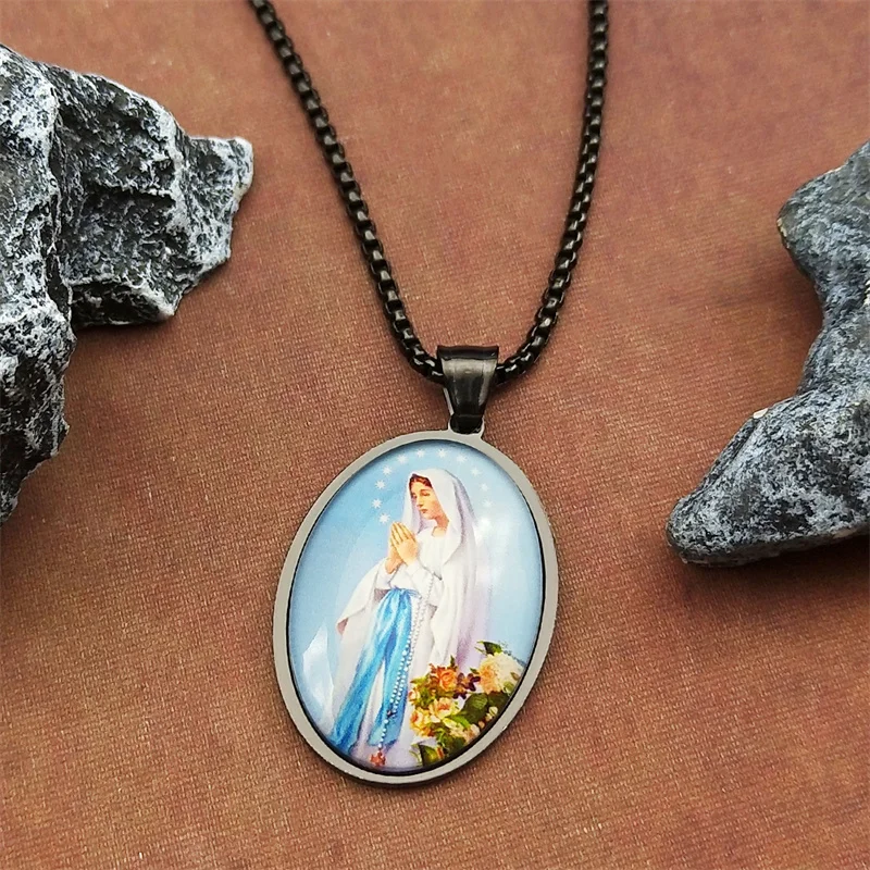 Collar con colgante de medalla ovalada de cristal de la Virgen María para mujeres y hombres, amuleto católico de Color dorado y plateado de acero inoxidable, regalo de joyería