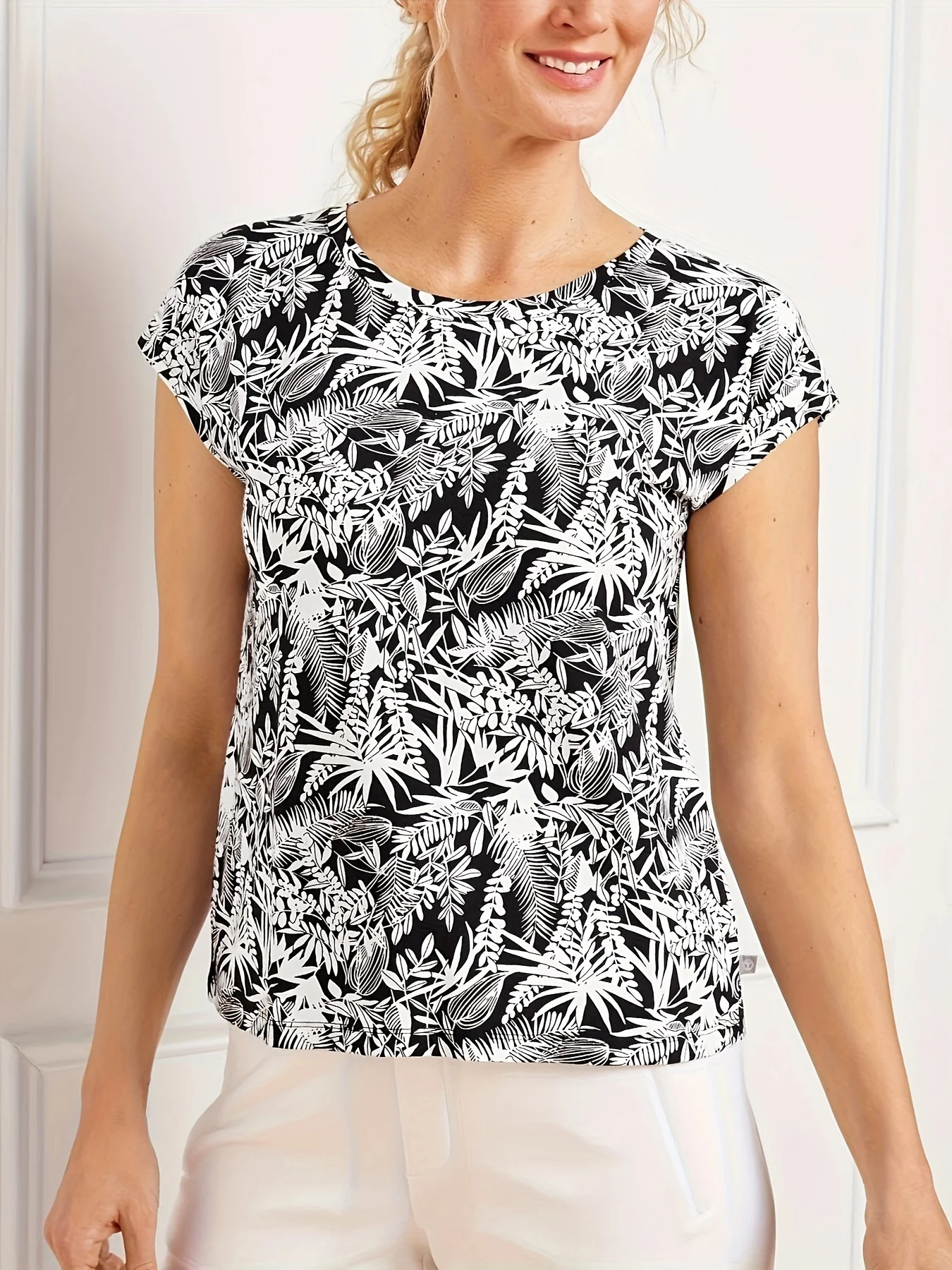 

Черно-белый классический топ с цветочным принтом в богемном стиле, круглый вырез с короткими рукавами, легкий и дышащий