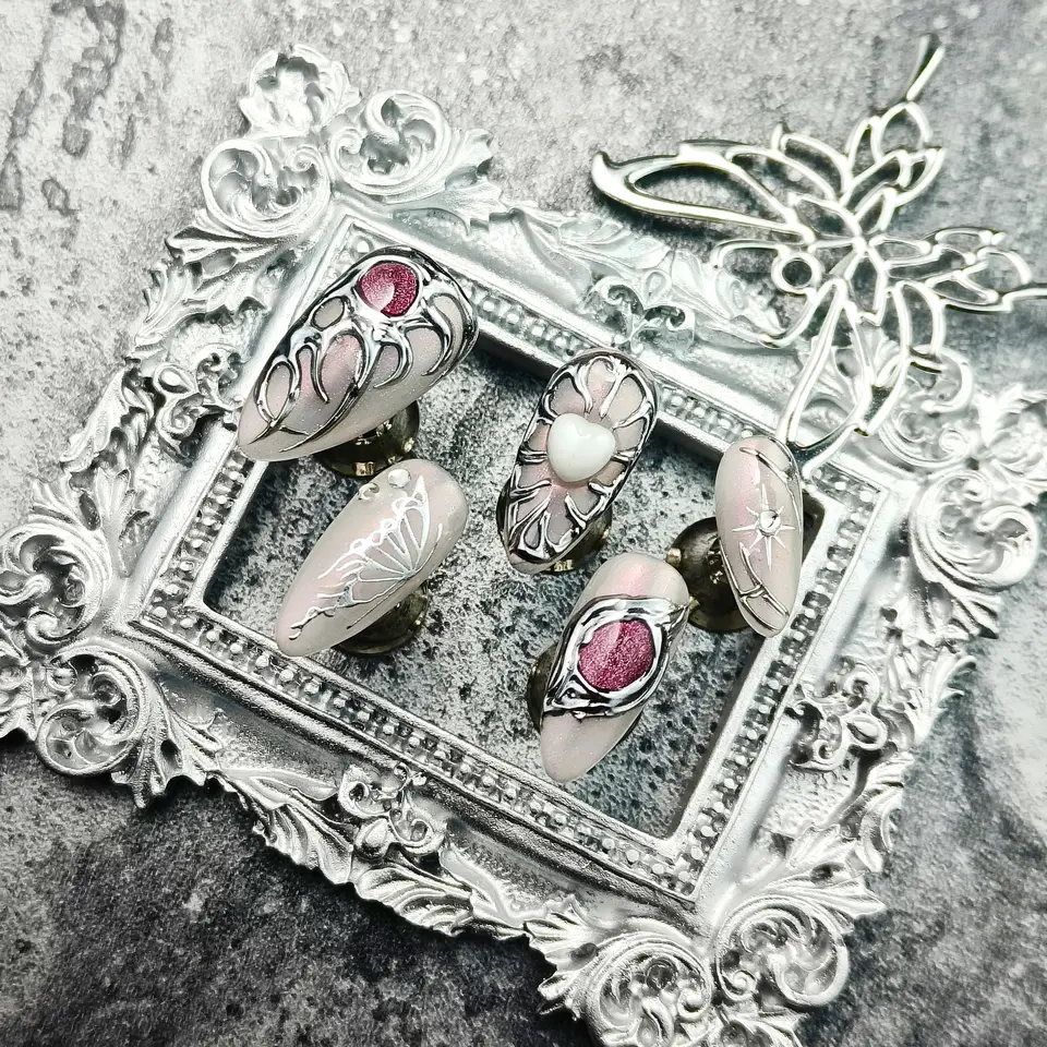 10 piezas de uñas postizas extra largas en forma de almendra, hechas a mano, rosa plateado con corazones y gemas 3D, diseño gótico, ideales para verano y acción de gracias 3