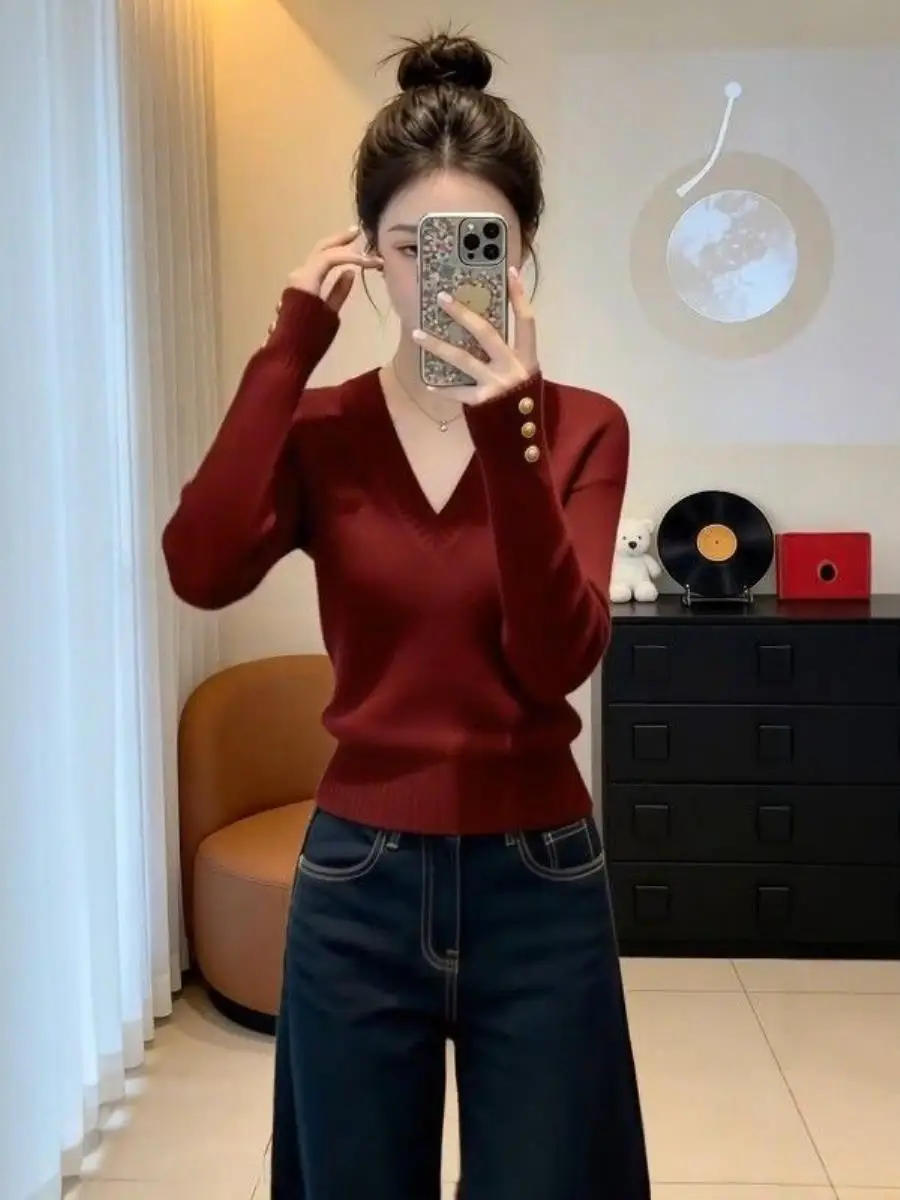 sueter-e-vermelho-de-trico-com-decote-em-v-acorio-moderno-para-o-ambiente-de-natal-e-ano-novo-com-broche-de-lapel