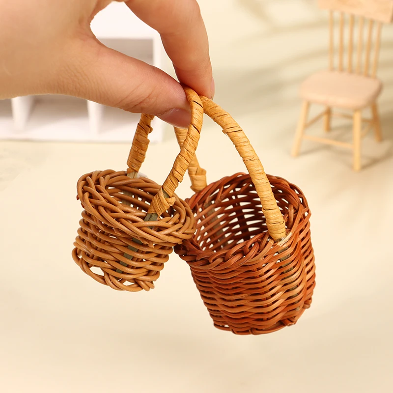 Cesta de flores tejida en miniatura para casa de muñecas, 1 piezas, cesta de mano, cesta de almacenamiento, juego de simulación para niños, accesorios para casa de muñecas