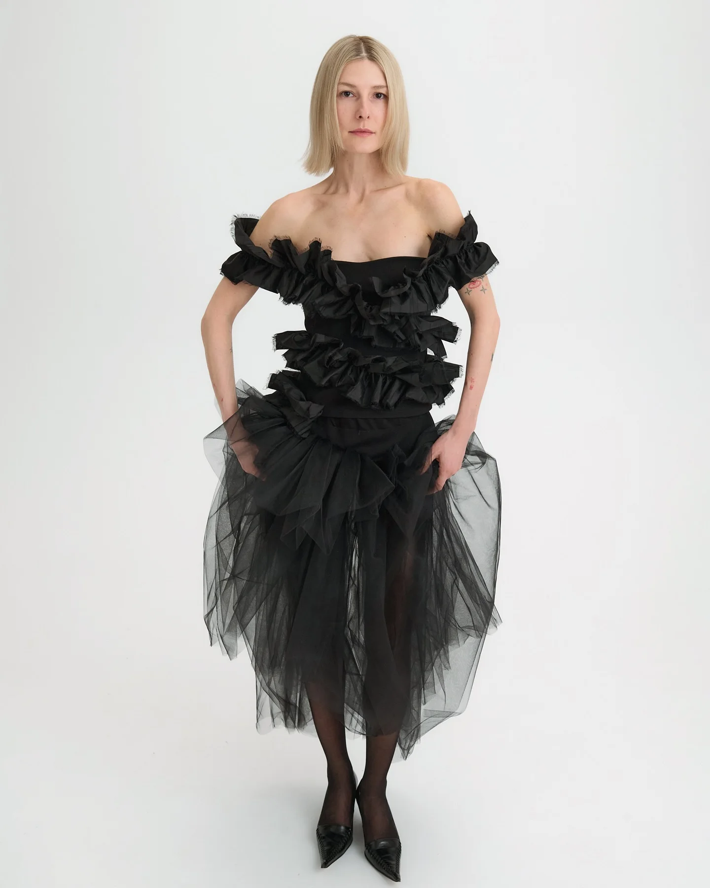 Elegancka czarna sukienka maxi z falbanami i odkrytymi ramionami – suknia wieczorowa w stylu boho chic, letni strój na imprezę, modny fason z bufkami, trend 2026