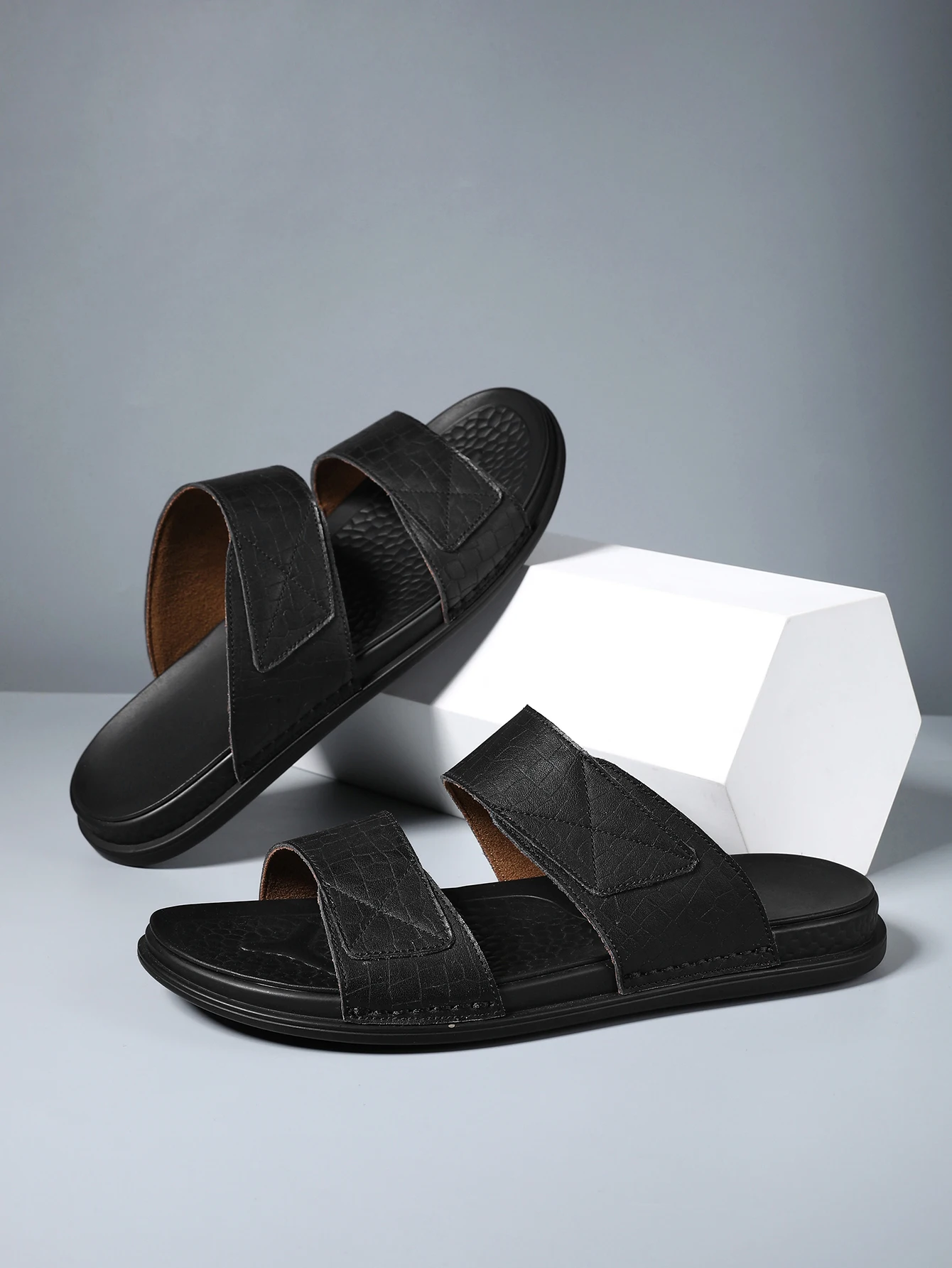 Men\'s breathable and fashionable leather sandals for outdoor wear, lightweight and versatile beach slippers for men