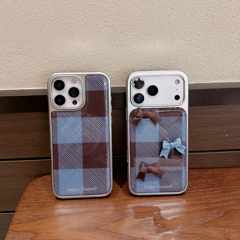 

Ретро-чехол для iPhone 17 16 15 14 Pro Max с сине-коричневым полосатым узором в клетку, бантом из ленты и серебряной окантовкой