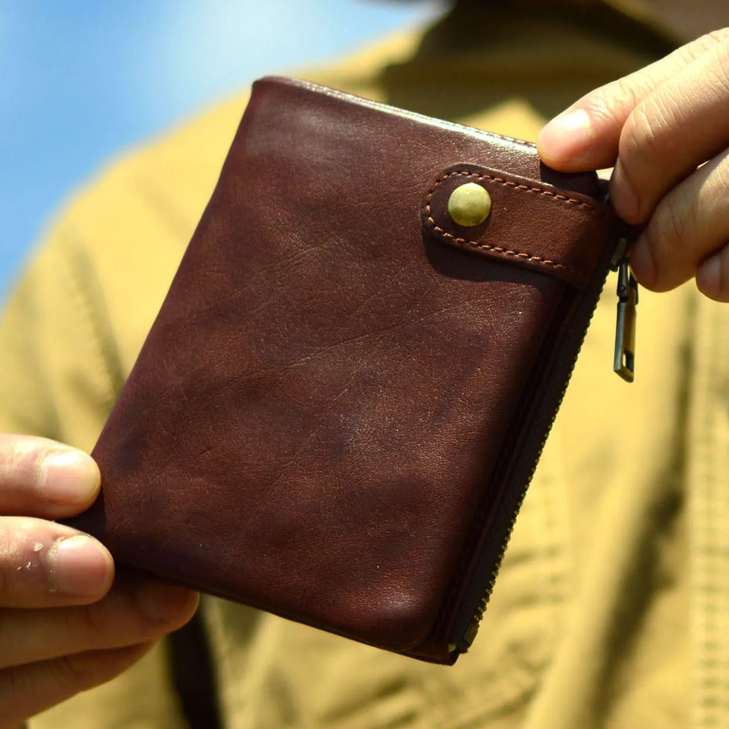 aetoo-leather-tanning-vintage-distressed-short-wallet-with-simple-money-clip-card-bag-in-one-piece-id-card-and-bank-card-holder
