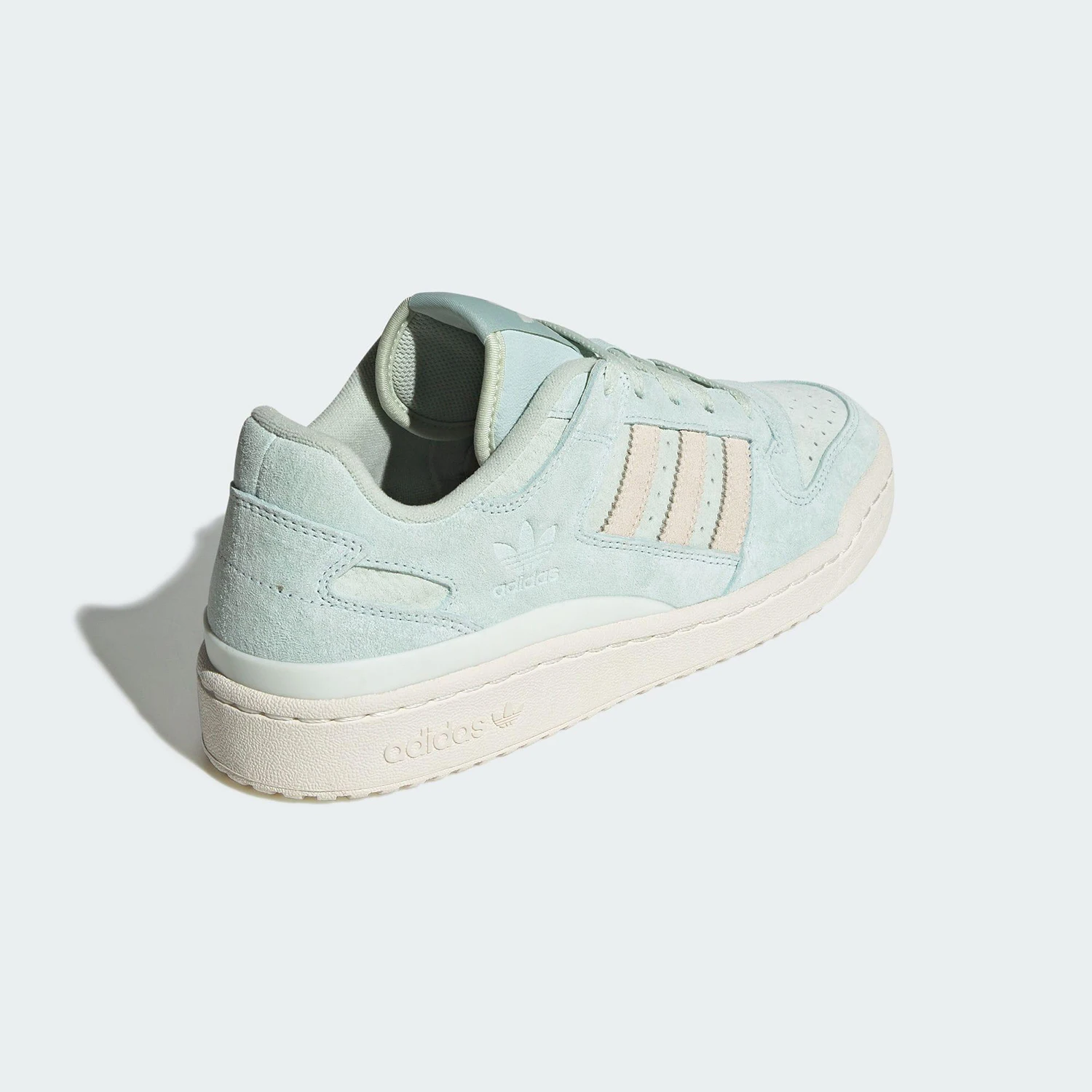 حذاء رياضي كاجوال نسائي من Adidas Originals ذو رقبة منخفضة في الهواء الطلق JQ9146