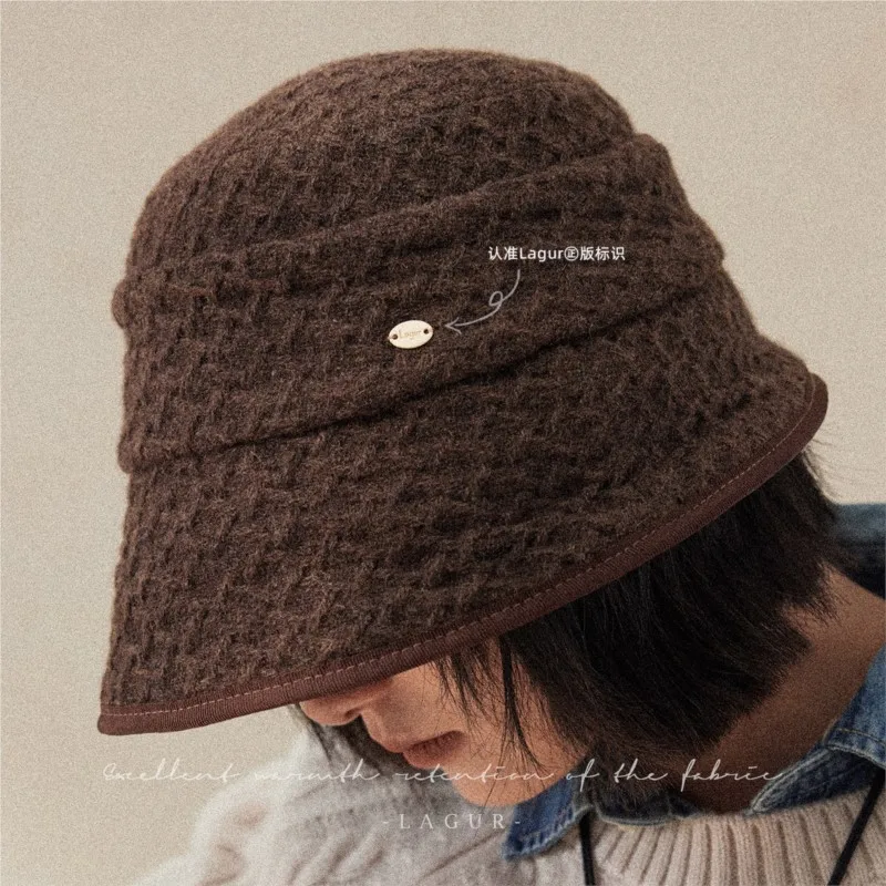A new style of fisherman's hat with short brim and small basin that highlights the face