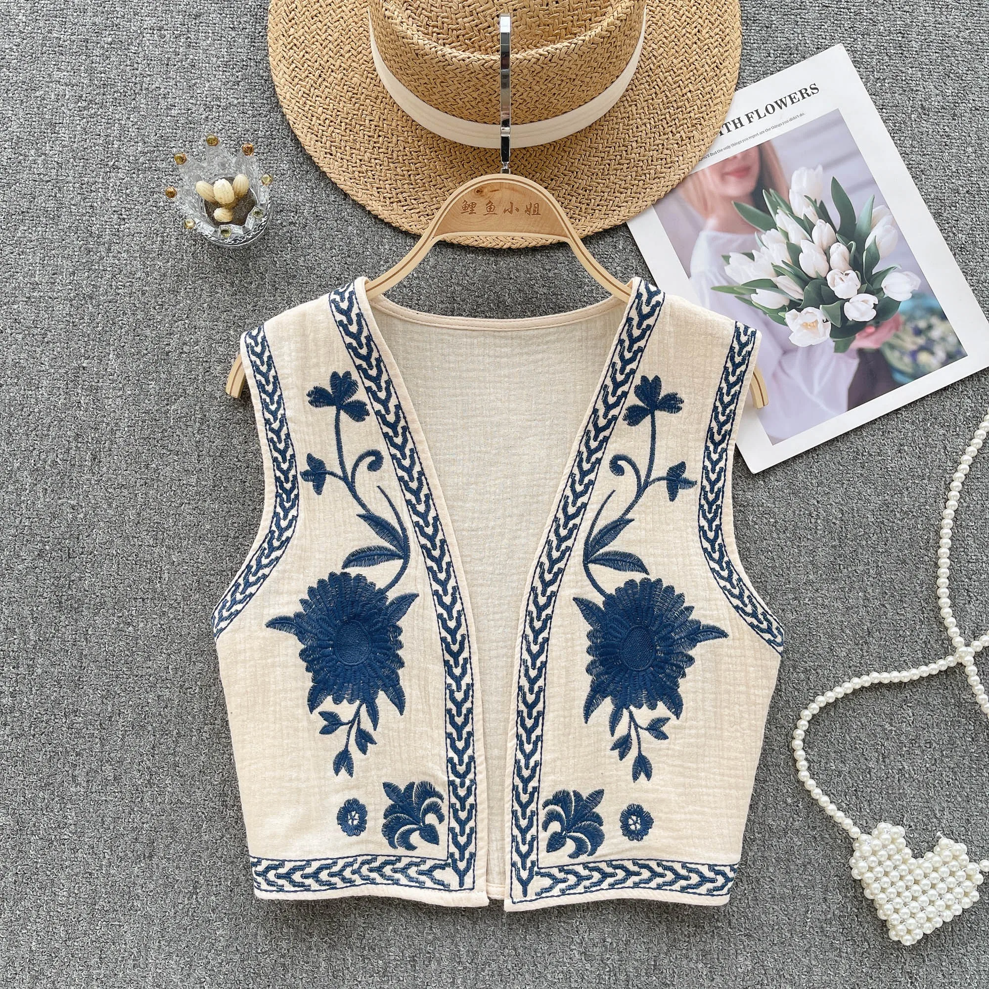 ◎ vintage flower embroidered knit vest Floral Embroidered Knit Vest