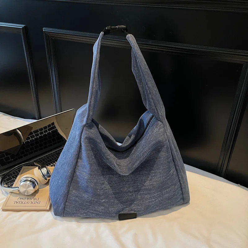 ​ ​ กระเป๋าโท้ทฤดูใบไม้ร่วงปี 2025 สำหรับนักศึกษาหญิง กระเป๋าผ้าแคนวาสขนาดใหญ่จุของได้มาก กระเป๋าสะพายไหล่สไตล์มินิมอลสำหรับไปโรงเรียน ใส่หนังสือได้ ​