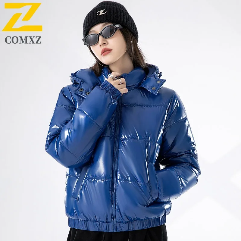 سترة مبطنة للرجال من COMXZ بغطاء للرأس للتزلج في الهواء الطلق سترة سميكة دافئة لامعة للسفر ملابس خارجية شتوية خفيفة الوزن