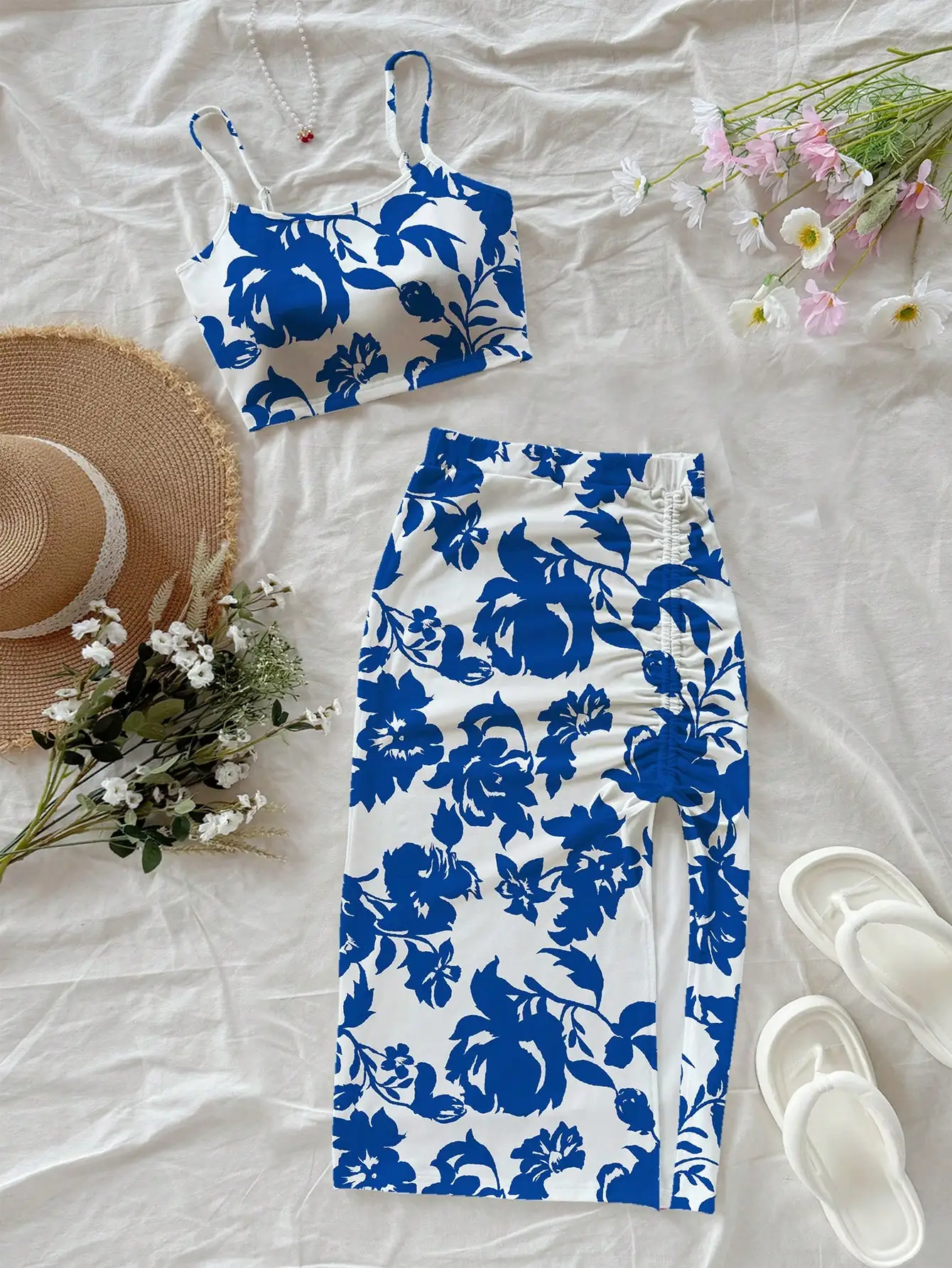 

Женский комплект из 2 предметов: синий топ на бретелях с цветочным принтом и мини-юбка с завязками на талии для летних прогулок