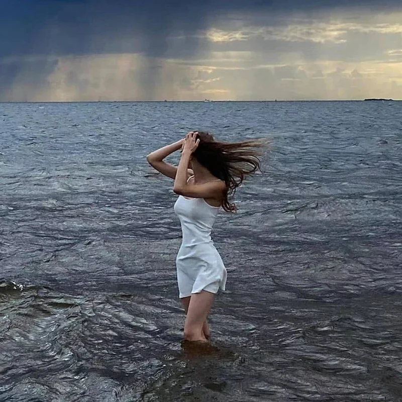 فستان نسائي صيفي قصير نحيف بلون سادة مضلع بدون أكمام فستان قصير يكشف على ظهره والأرداف فستان عطلة الشاطئ