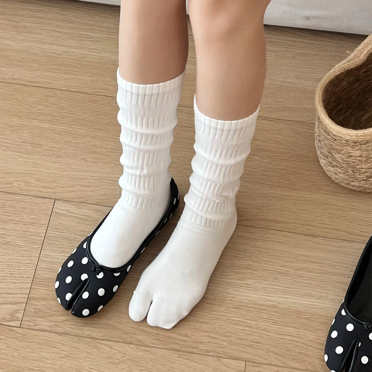 Japanese Style Trendy Middle Tube Two Toe Socks For Women Black White Grey Simple mid-calf 2 Fingers Pile Socks Split Toe Socks